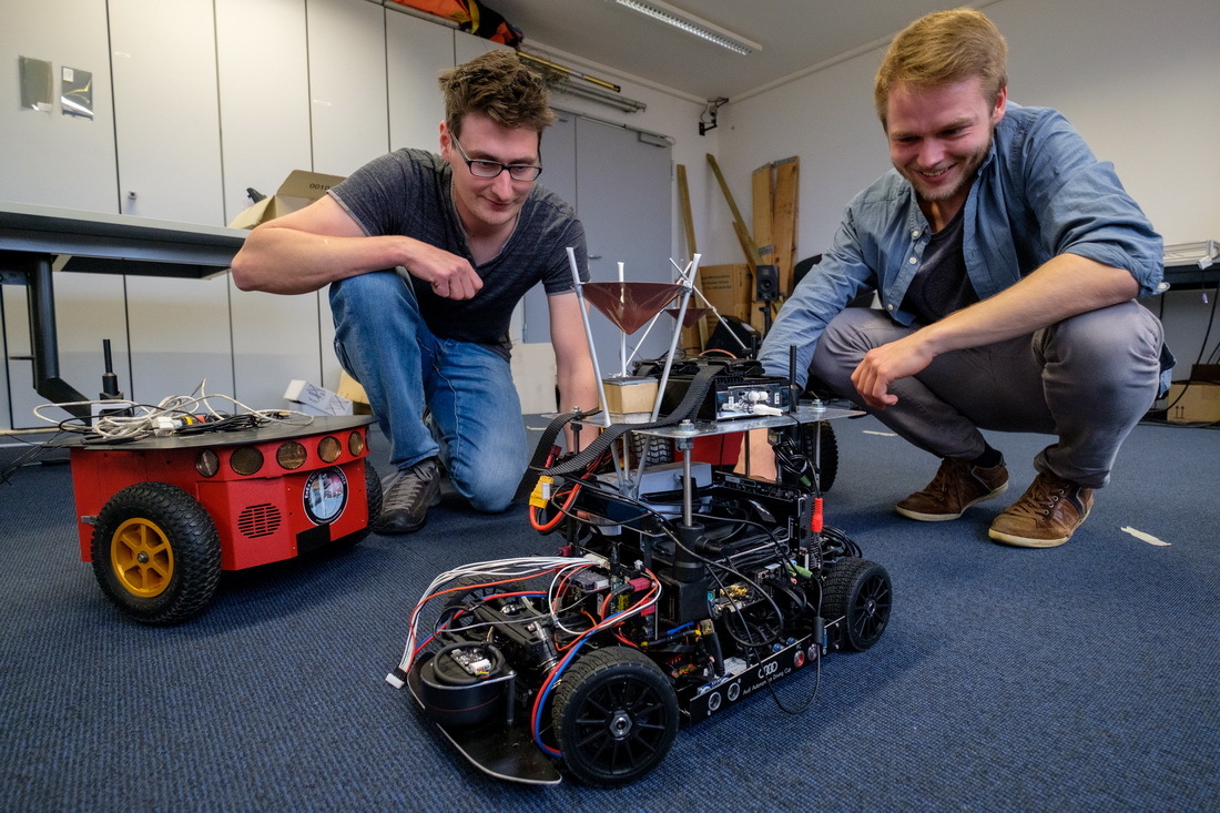 Bremer Wissenschaftler suchen außerirdisches Leben: Joachim Clemens (l.) und Nils Oehlmann mit dem Roboter im Labor.