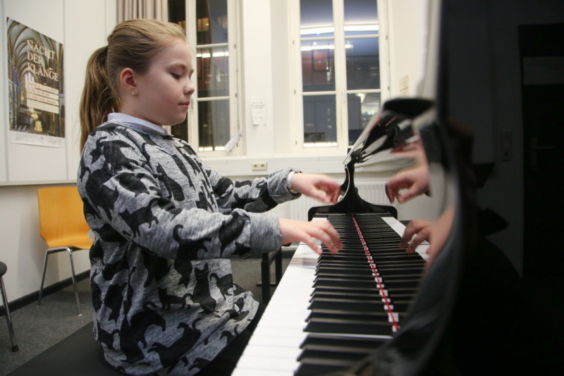 Jungstudentin Sophia Lewerenz begann mit fünf Jahren Klavier zu spielen.