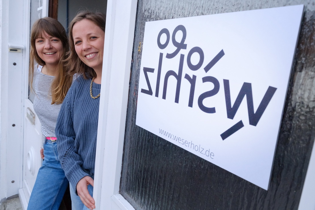 Paula Eickmann (l.) und Tanja Engel haben das Bremer Projekt Weserholz ins Leben gerufen.