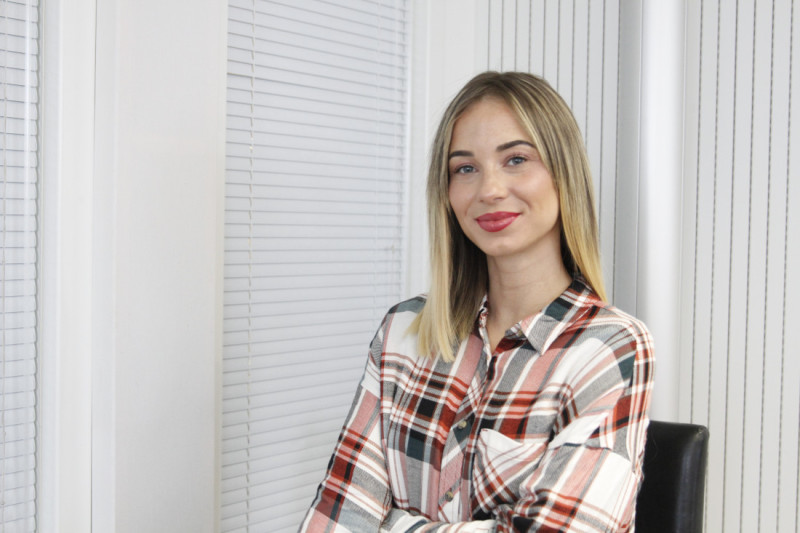„Kodderschnauze mit Engelsgesicht“, so beschrieb Bestseller-Autor Sebastian Fitzek die Moderatorin Anna Orlova. © Florian Stähr „Kodderschnauze mit Engelsgesicht“, so beschrieb Bestseller-Autor Sebastian Fitzek die Moderatorin Anna Orlova. © Florian Stähr