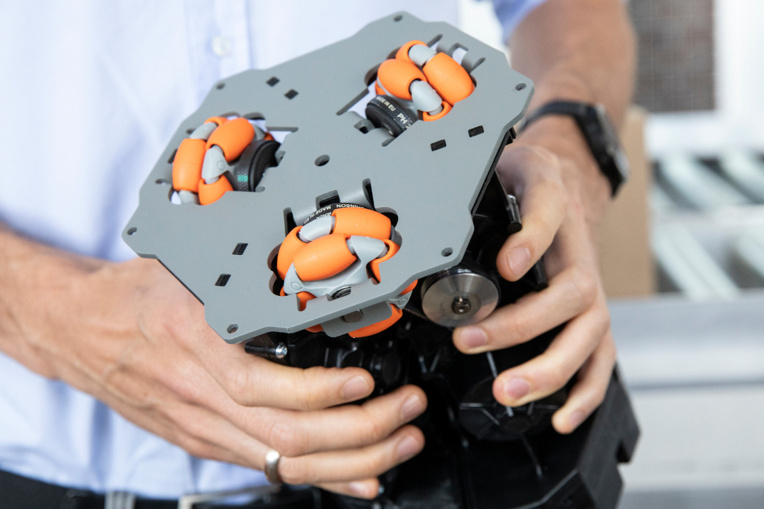 Each cell in the Celluveyor consists of a hexagonal plate with three wheels, three electric motors and an integrated control circuit. Each cell in the Celluveyor consists of a hexagonal plate with three wheels, three electric motors and an integrated control circuit.