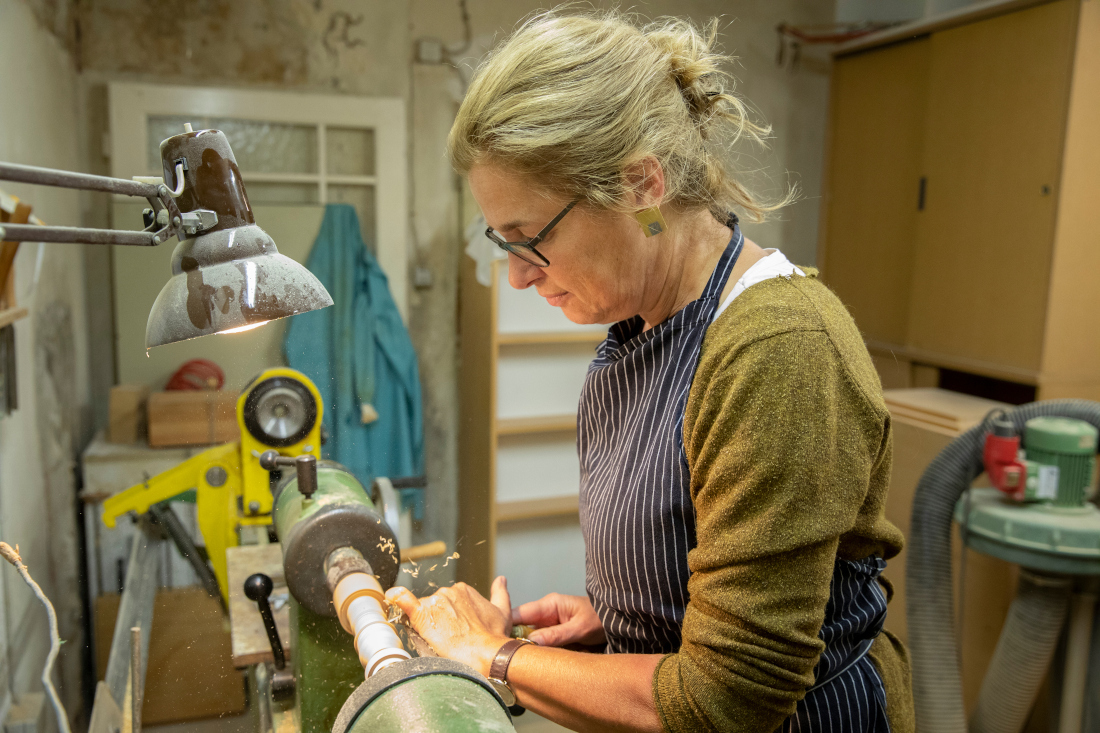 Viel drechseln gehört zum Flötenbau dazu. Margret Löbner an der Drehmaschine.