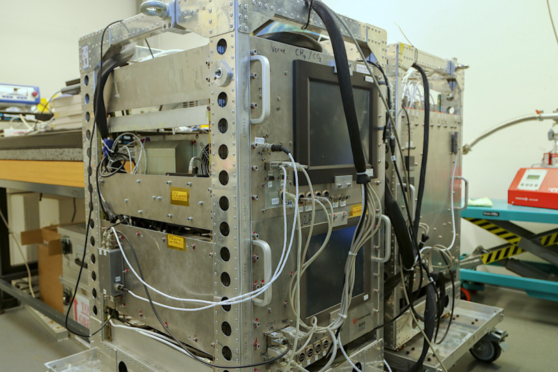 MAMAP besteht aus zwei Einheiten und ist groß wie ein Kühlschrank. Angebracht wird er an Forschungsflugzeugen, um den Methangehalt in der Luft zu messen.