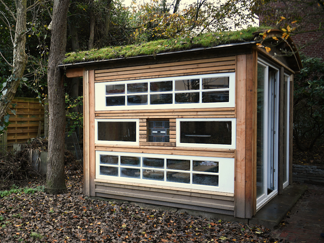 BU: Jedes Bauteil dieses Bremer Gartenhauses hat seine eigene Geschichte: Das Grasdach, die Fenster und Türen, die Bohlen und sogar die Schrauben. Denn alle Materialien wurden schon einmal verwendet.