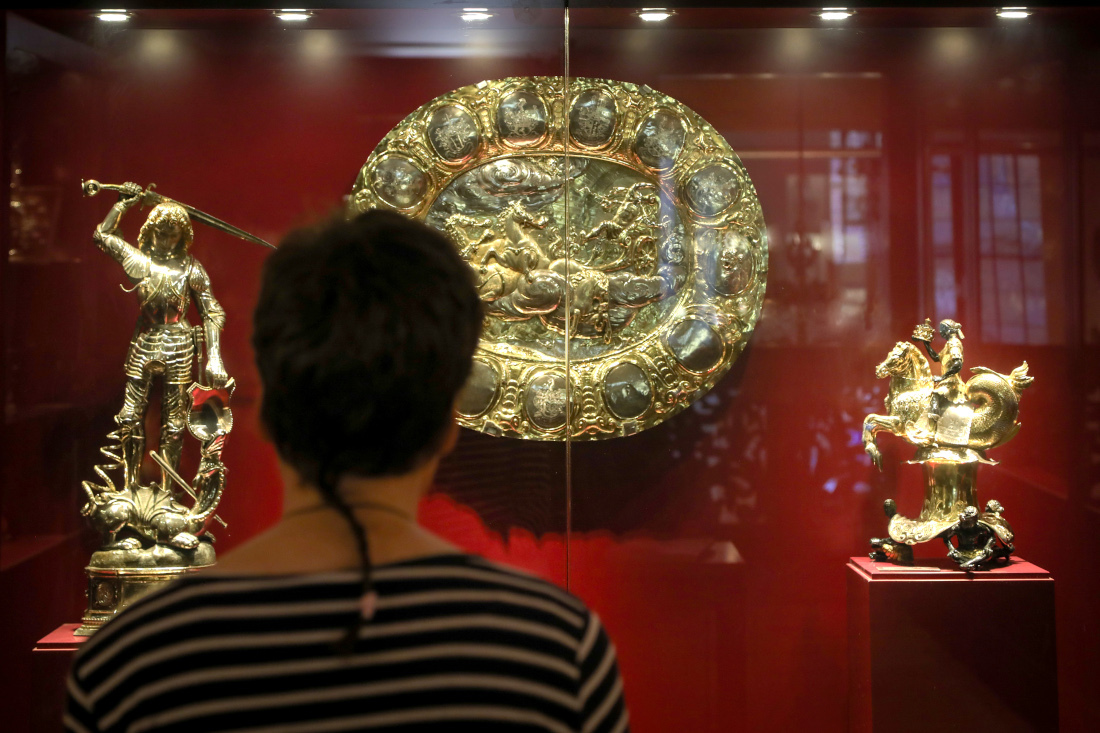 An der Stirnseite des Raumes können die beiden wichtigsten Stücke des Silberschatzes betrachtet werden: die Statuette des Heiligen Georg aus Riga (links) und die Prunkkanne in Gestalt des heiligen Mauritius (rechts).