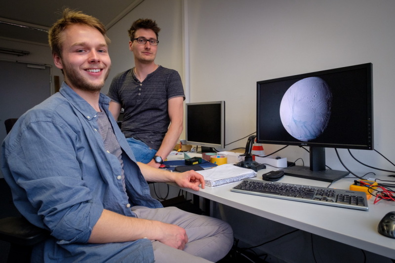 Die Universität beteiligt sich an einem Projekt zur Navigation im Eis auf dem Saturn-Mond Enceladus, den Nils Oehlmann (l.) und Joachim Clemens auf dem Bildschirm betrachten.