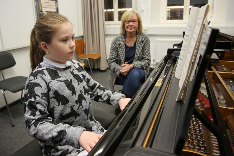 Dozentin Almut Cordes unterrichtet Sophia Lewerenz und feilt an ihrem Klavierspiel.