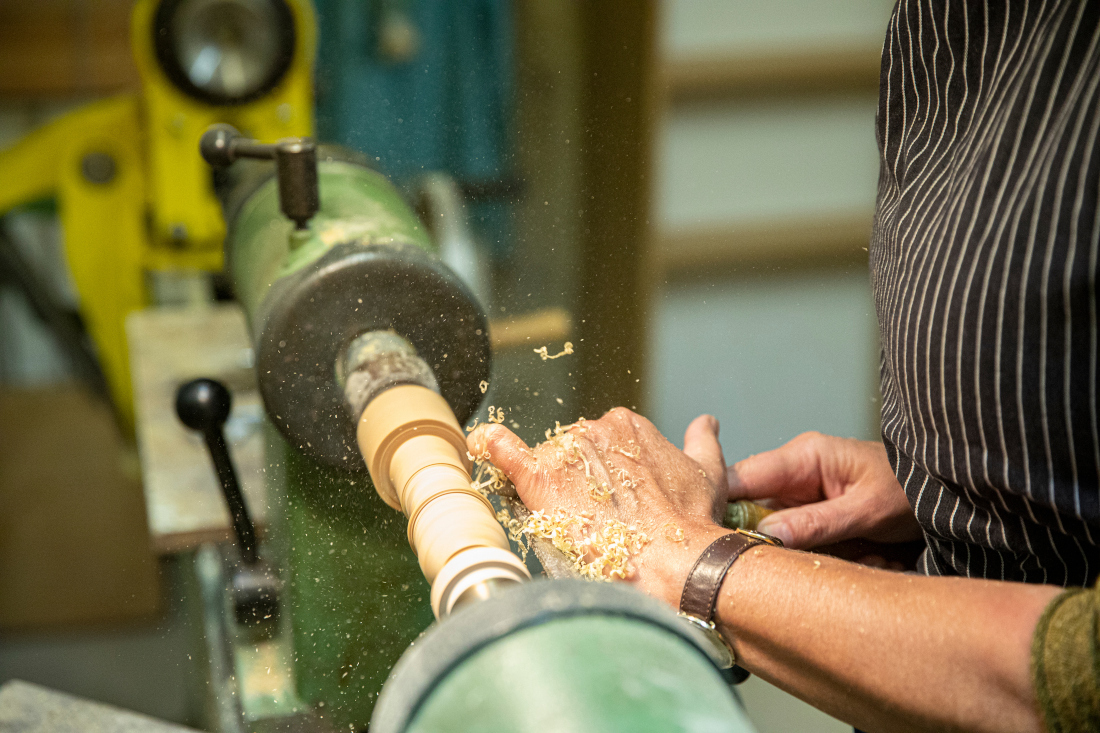 Bis auf ein Zehntel Millimeter genau muss Margret Löbners Arbeit sein, um ein wohlklingendes Instrument zu bauen.