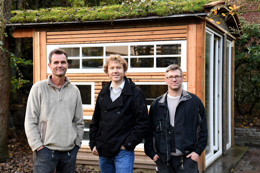 Landschaftsgärtner Volker Kranz, Wolf Rogowski und Zimmermann Malte Schaa (v.l.n.r.) haben es gemeinsam geschafft, das Gartenhaus aus 100 Prozent Recyclingmaterialien zu bauen. 