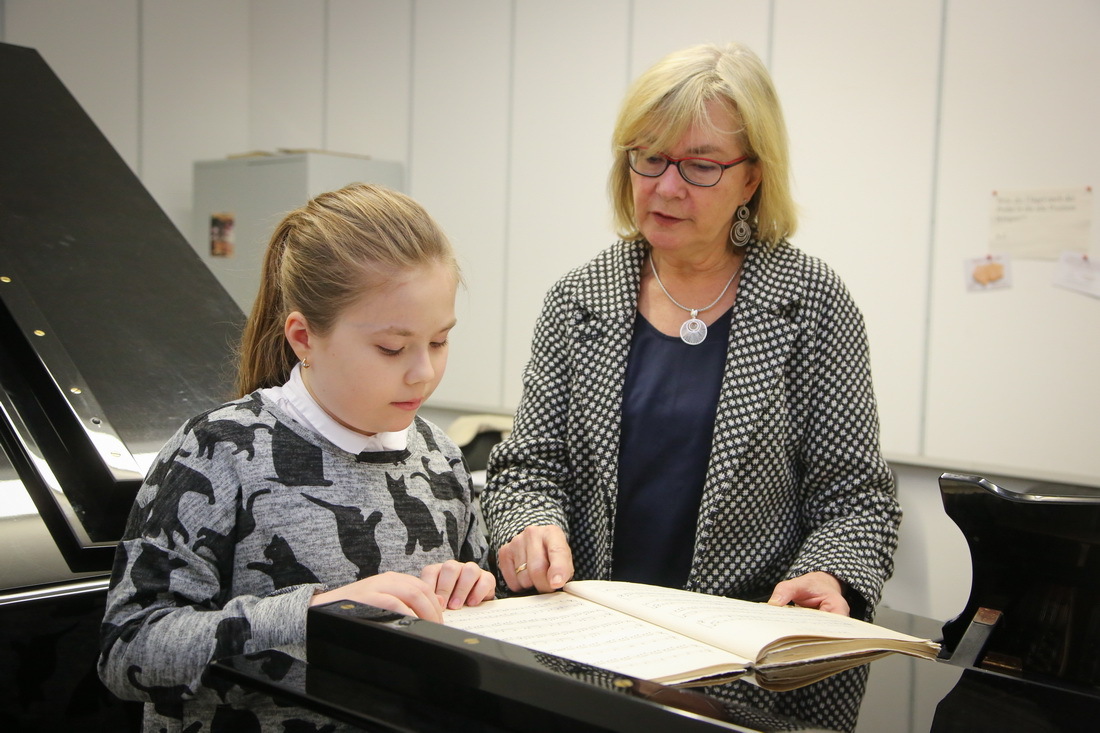 Sophia Lewerenz möchte Pianistin werden. Auf dem Weg ihr Ziel zu erreichen wird sie von der Dozentin Almut Cordes unterstützt.