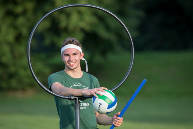 Vor eineinhalb Jahren Portkeys Bremen hat Jonas Becker mitgegründet, heute ist er der Trainer des Quidditch-Teams. Vor eineinhalb Jahren Portkeys Bremen hat Jonas Becker mitgegründet, heute ist er der Trainer des Quidditch-Teams.