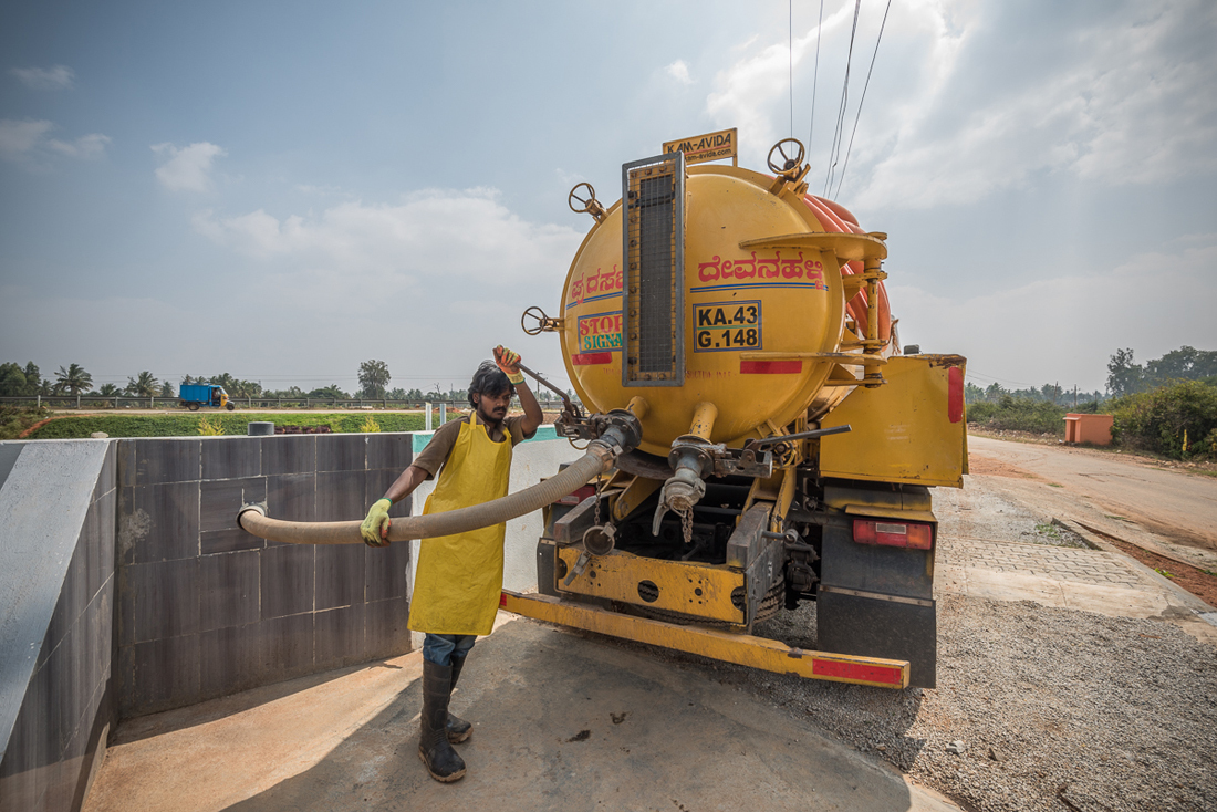 Ein Tankwagen saugt jetzt regelmäßig die häuslichen Klärgruben in Devanahalli ab und entleert sie umweltgerecht in der Aufbereitungsanlage.