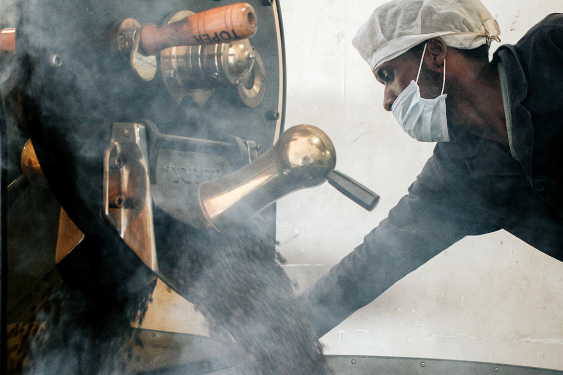 Meticulously produced by hand – Solino coffee is roasted in batches. Getting the degree of roast right depends on very precise timing, so the master coffee roaster needs skill and a keen eye. Meticulously produced by hand – Solino coffee is roasted in batches. Getting the degree of roast right depends on very precise timing, so the master coffee roaster needs skill and a keen eye.