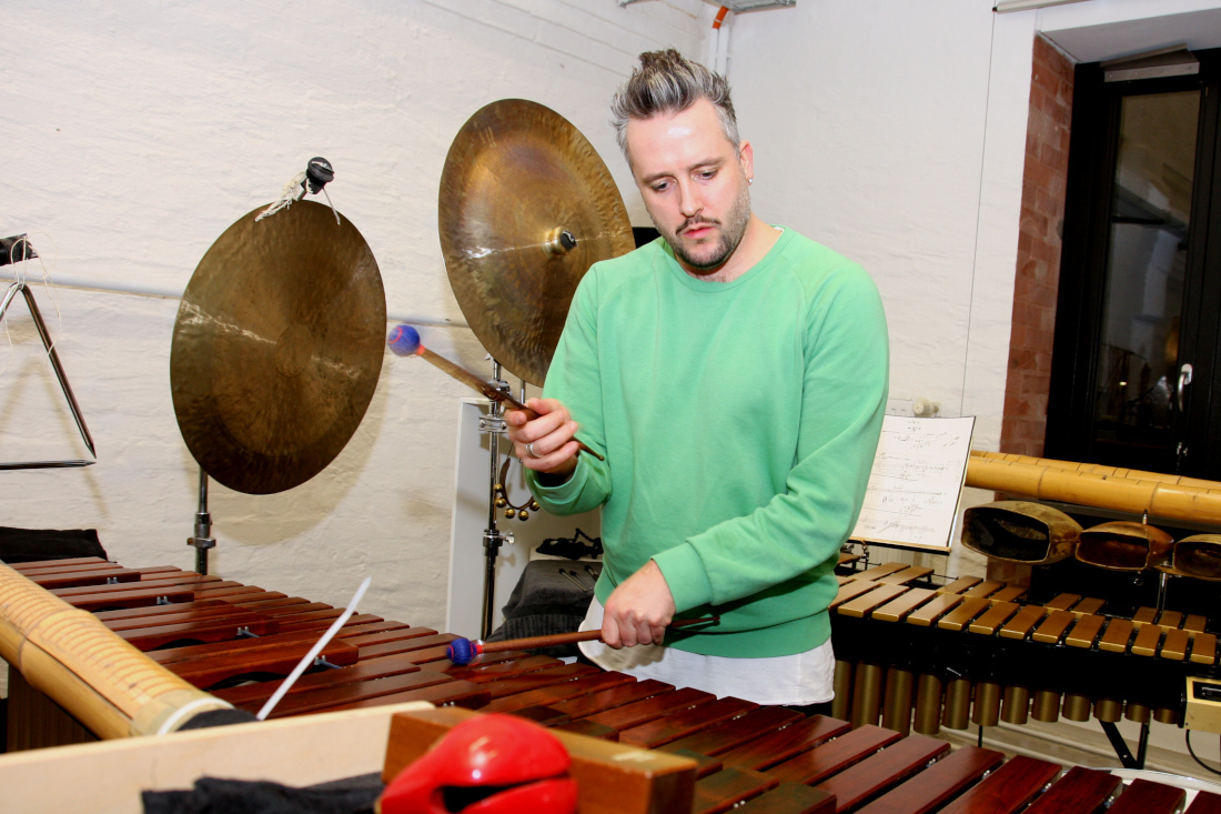 Neue Professur an der HFK: Raphael Sbrzesny verbindet die Fachbereiche Musik sowie Kunst und Design