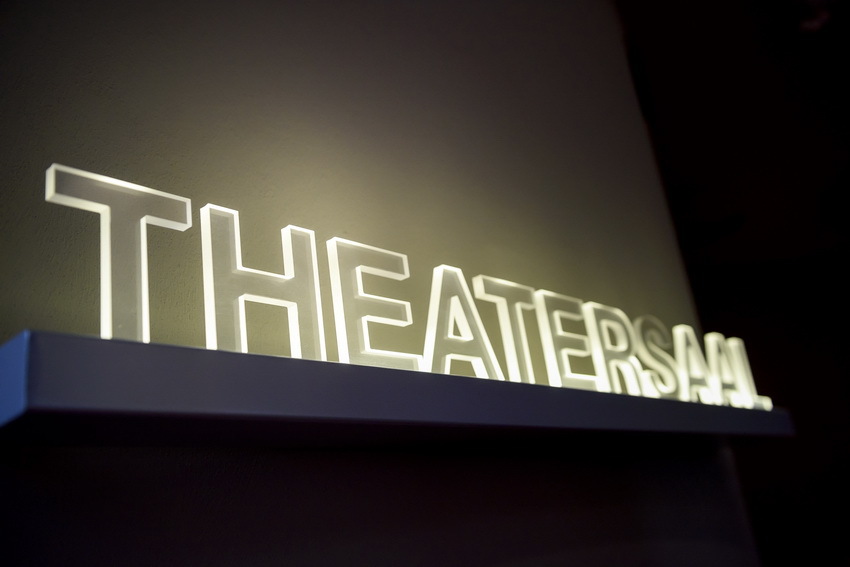 Leuchtschrift "Theatersaal" im GOP Varieté-Theater Bremen Leuchtschrift "Theatersaal" im GOP Varieté-Theater Bremen