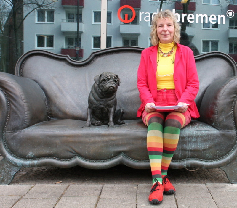 Gesine Reichstein auf Loriot-Sofa mit Mops Gesine Reichstein auf Loriot-Sofa mit Mops
