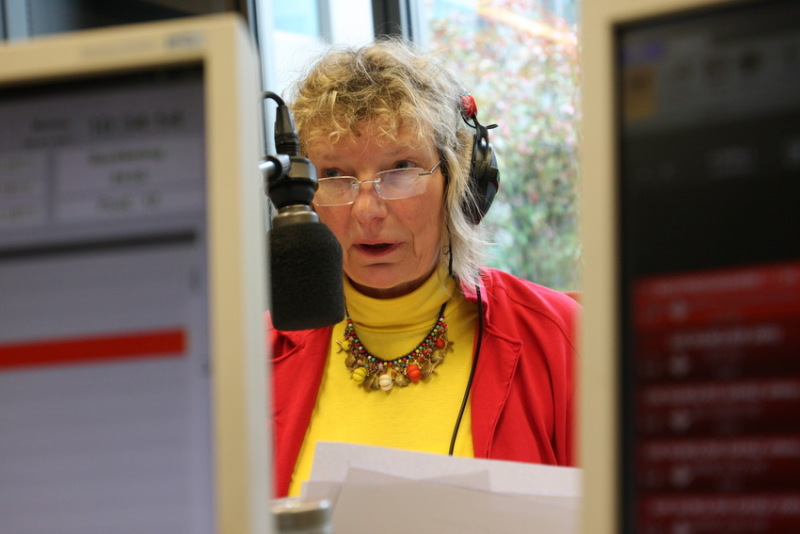Gesine Reichstein am Mikrofon