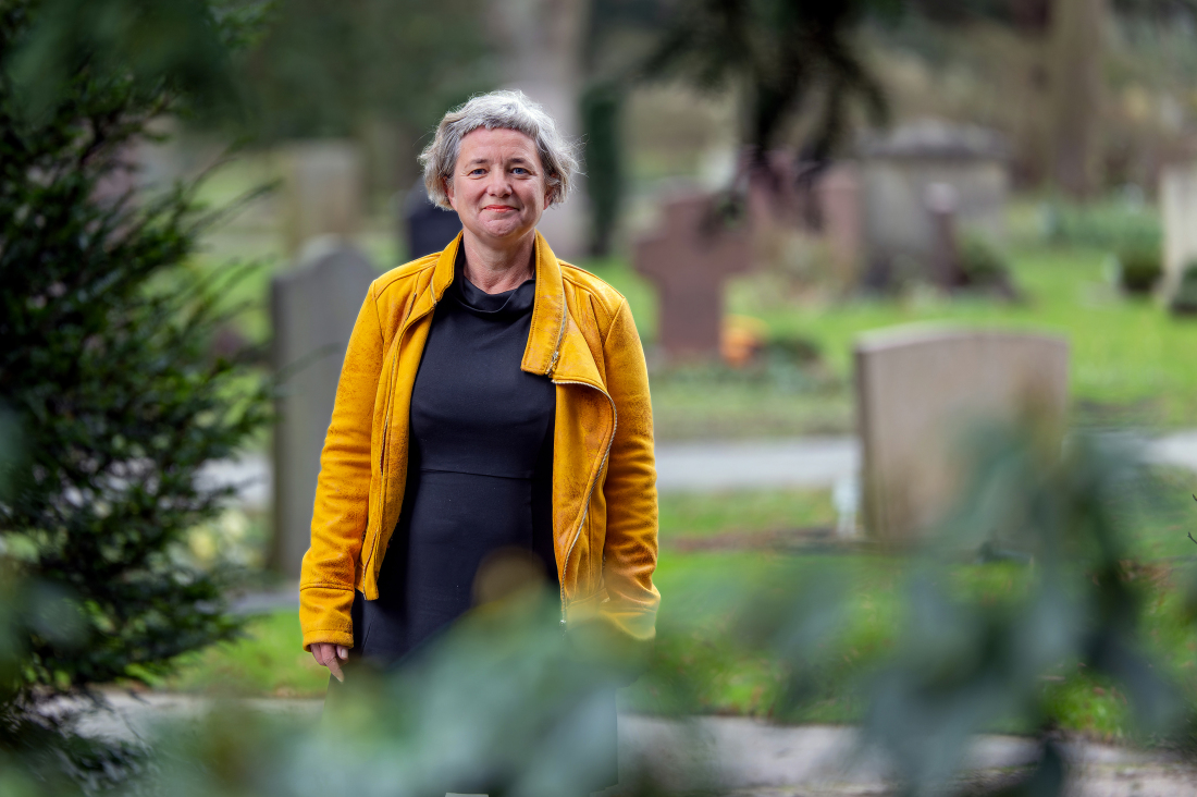 Tanja Brinkmann auf dem Riensberger Friedhof