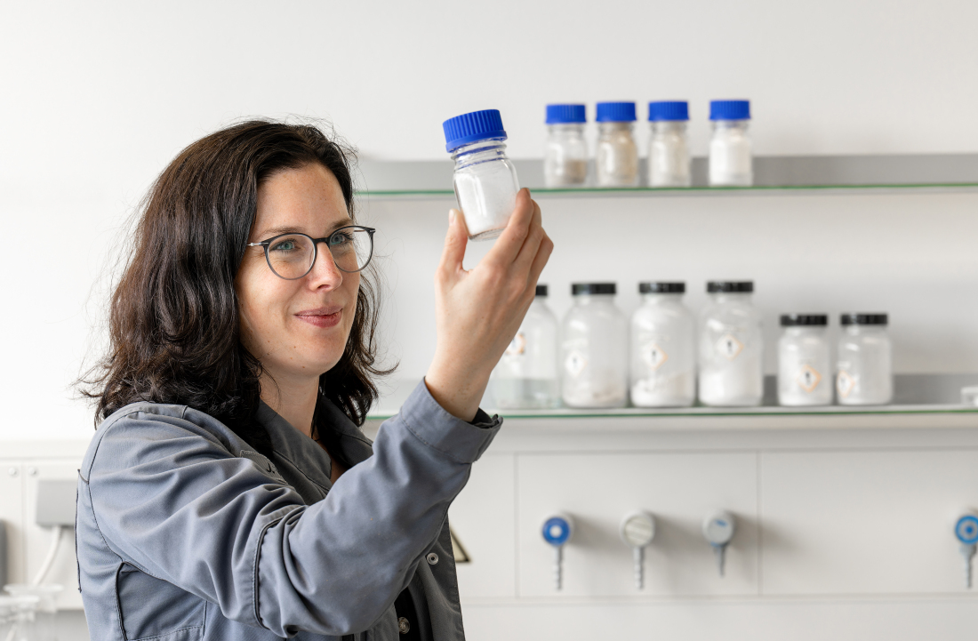 Projektingenieurin Jana Köster hält ein Glas mit Reinkoffein in der Hand. Projektingenieurin Jana Köster hält ein Glas mit Reinkoffein in der Hand.