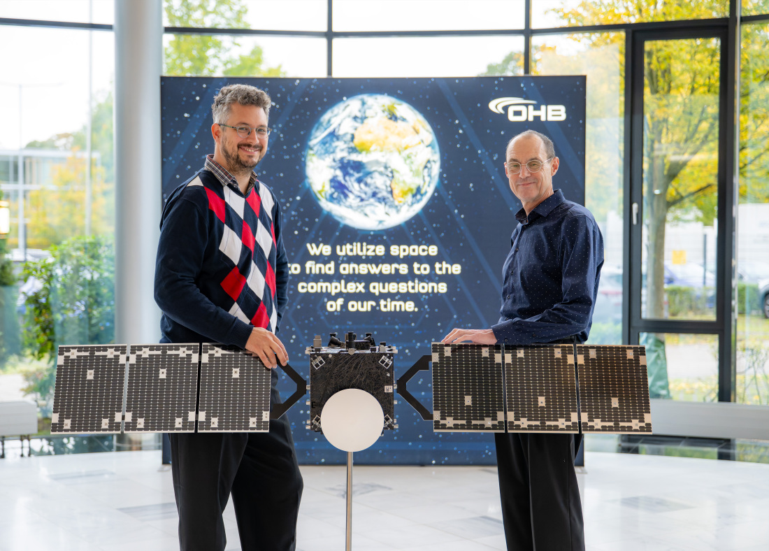 Dr. Andreas Gierse (links) und Dr. Rolf Janovsky bei Modell-Sonde Hera Dr. Andreas Gierse (links) und Dr. Rolf Janovsky bei Modell-Sonde Hera