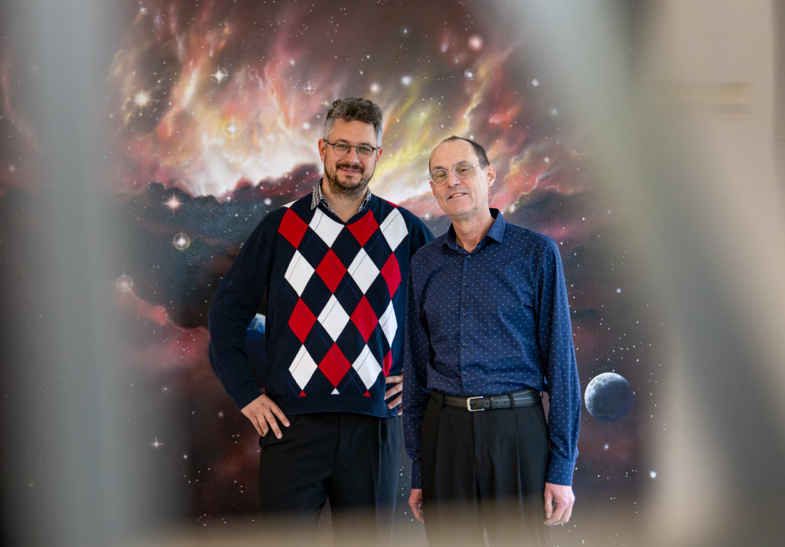 Dr. Andreas Gierse (links) und Dr. Rolf Janovsky von OHB stehen zusammen vor einem Galaxie-Hintergrund. Dr. Andreas Gierse (links) und Dr. Rolf Janovsky von OHB stehen zusammen vor einem Galaxie-Hintergrund.