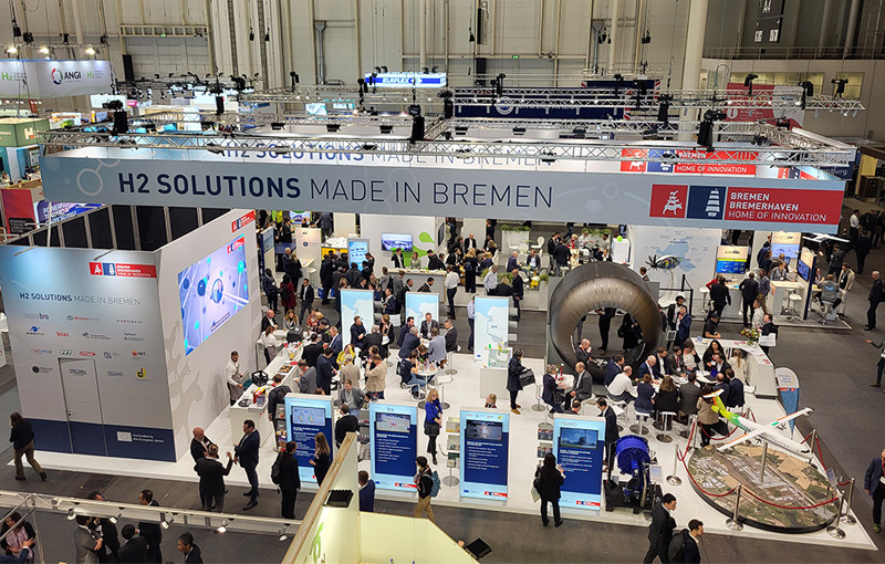Der Gemeinschaftsstandstand auf der Hydrogen Technology Expo von oben. Man sieht viele Besucherinnen und Besucher. Der Gemeinschaftsstandstand auf der Hydrogen Technology Expo von oben. Man sieht viele Besucherinnen und Besucher.