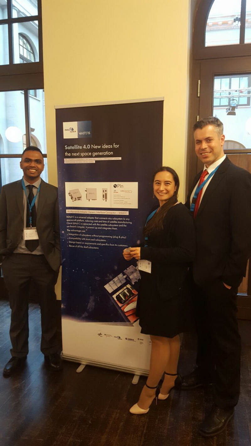 Start-up Space Products and Innovation UG (SPiN) plant mit einem Adapter die Raumfahrt zu revolutionieren (v.l.n.r.): Saish Sridharan, Giulia Federico und Ran Qedar 