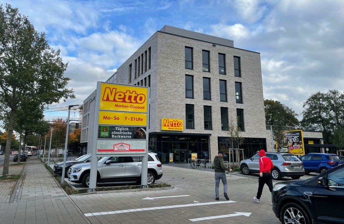 Zwei Männer gehen in einen Netto