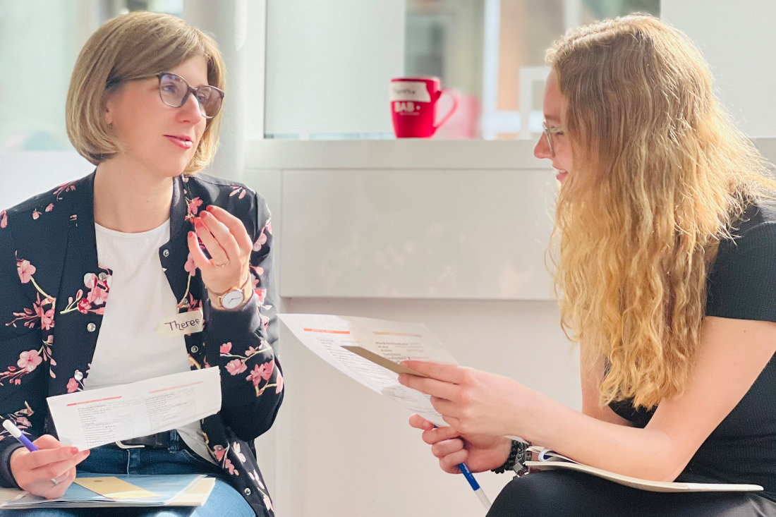 Zwei Frauen diskutieren