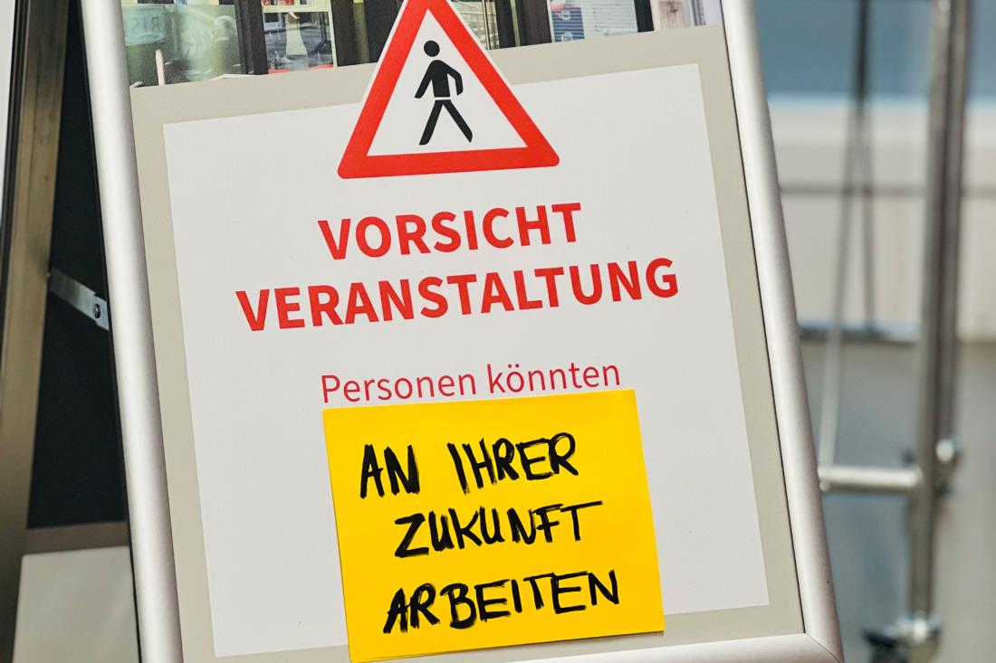 Schild mit Aufschrift