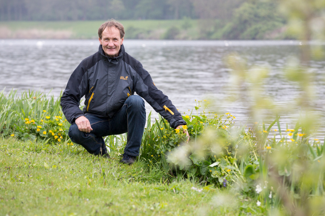 Jürgen Feder erkundet die Pflanzen am Werdersee in Bremen