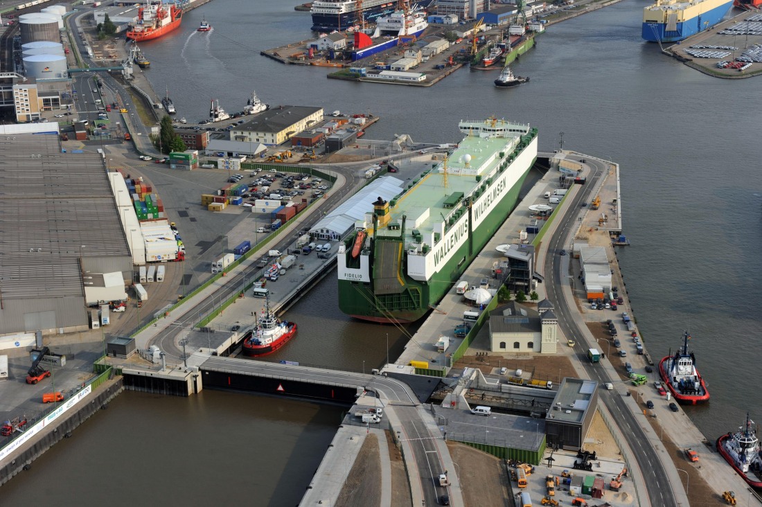 Die Kaiserschleuse mit ihren 55 Meter langen Toren gewährt Schiffen den Einlass in die Bremerhavener Kaiserhäfen Die Kaiserschleuse mit ihren 55 Meter langen Toren gewährt Schiffen den Einlass in die Bremerhavener Kaiserhäfen