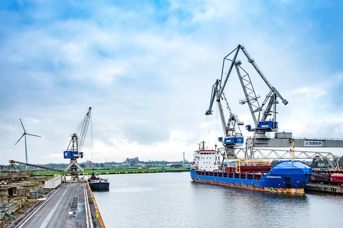 Schiff im Hafen Schiff im Hafen