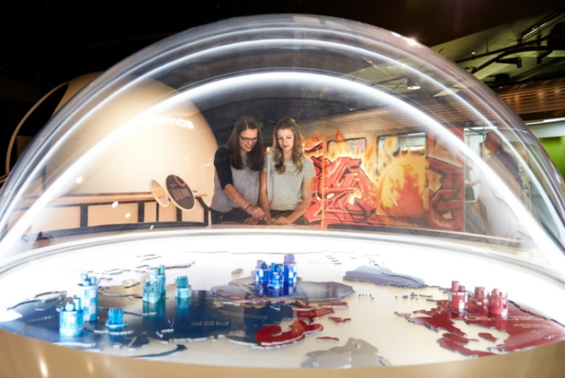 Zwei Personen betrachten eine interaktive Ausstellung in den Wissenswelten Bremen, einem Ort für Bildung und Entdeckung.
