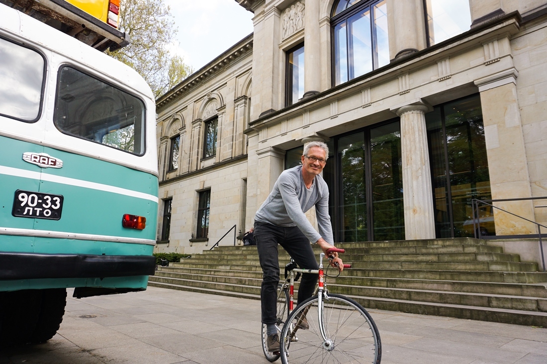 Jens Joost-Krüger auf einem Fahrrad vor der Kunsthalle Bremen.