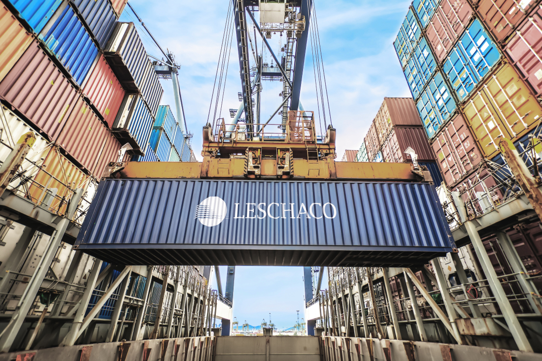Ein Container von Leschaco schwebt an einem Kran Ein Container von Leschaco schwebt an einem Kran