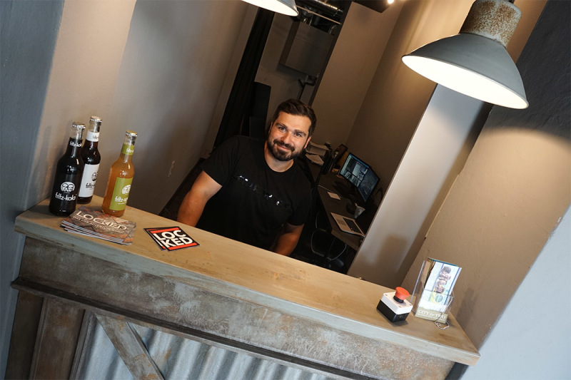 Gründer Yasin Karapinar im Empfangsbereich - von hier starten die Gruppen in ihre Abenteuer Gründer Yasin Karapinar im Empfangsbereich - von hier starten die Gruppen in ihre Abenteuer