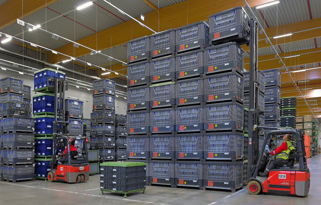The forklift trucks at LOREL are always on the move: employees sequence parts for the production line at the Mercedes-Benz plant in a three-shift operation
