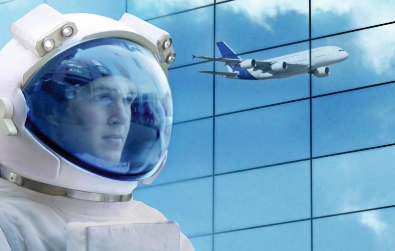 Mann mit Raumfahrthelm und Spiegelung eines Flugzeugs in einer gläsernen Wand. Mann mit Raumfahrthelm und Spiegelung eines Flugzeugs in einer gläsernen Wand.