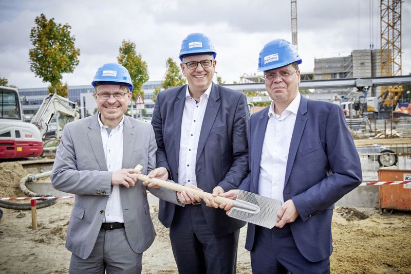 Spatenstich im Oktober 2019: Technischer Leiter Ingo Uckelmann, Bremens Bürgermeister Andreas Bovenschulte und Geschäftsführer Marcus Joppe