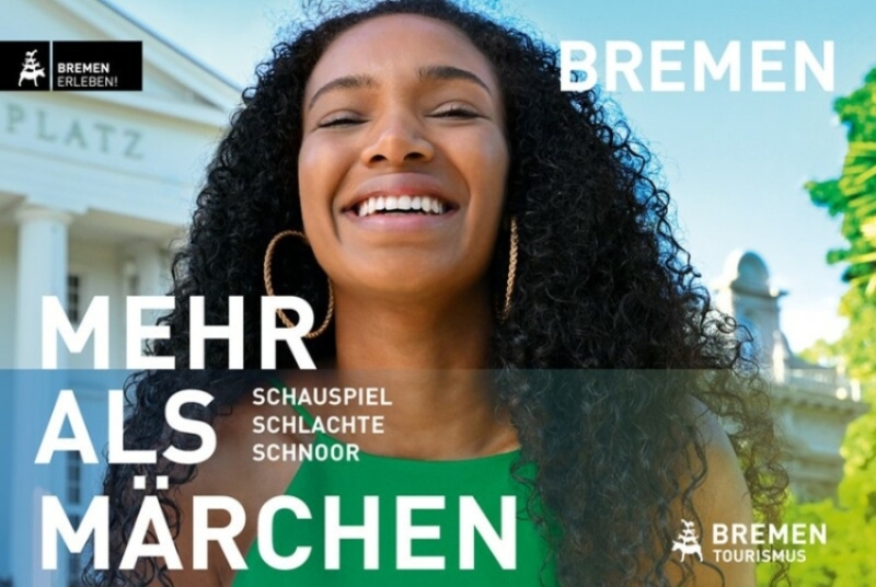 Frau lacht in die Kamera