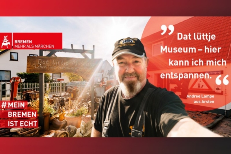 Ein bärtiger Mann lächelt in die Kamera. Im Hintergrund sieht man den Werbetext: Dat lüttje Museum – hier kann ich mich entspannen. Ein Werbeplakat der Kampagne: Mein Bremen ist echt.