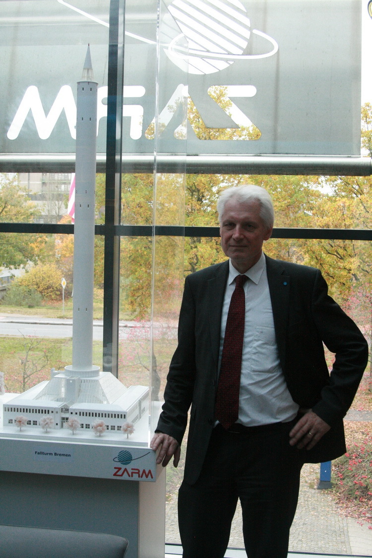  „Milena“ und „Doresa“, so heißen die, sich ellipsenförmig um die Erde bewegenden, Galileo-Satelliten. Sie ermöglichen Professor Claus Lämmerzahl die Forschung zur Relativitätstheorie am Bremer ZARM