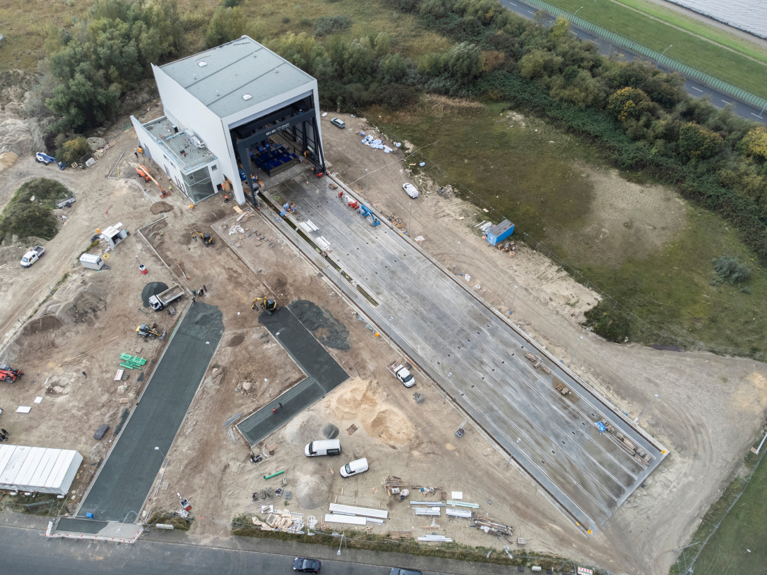 Still a construction site: the world's largest rotor blade test rig.