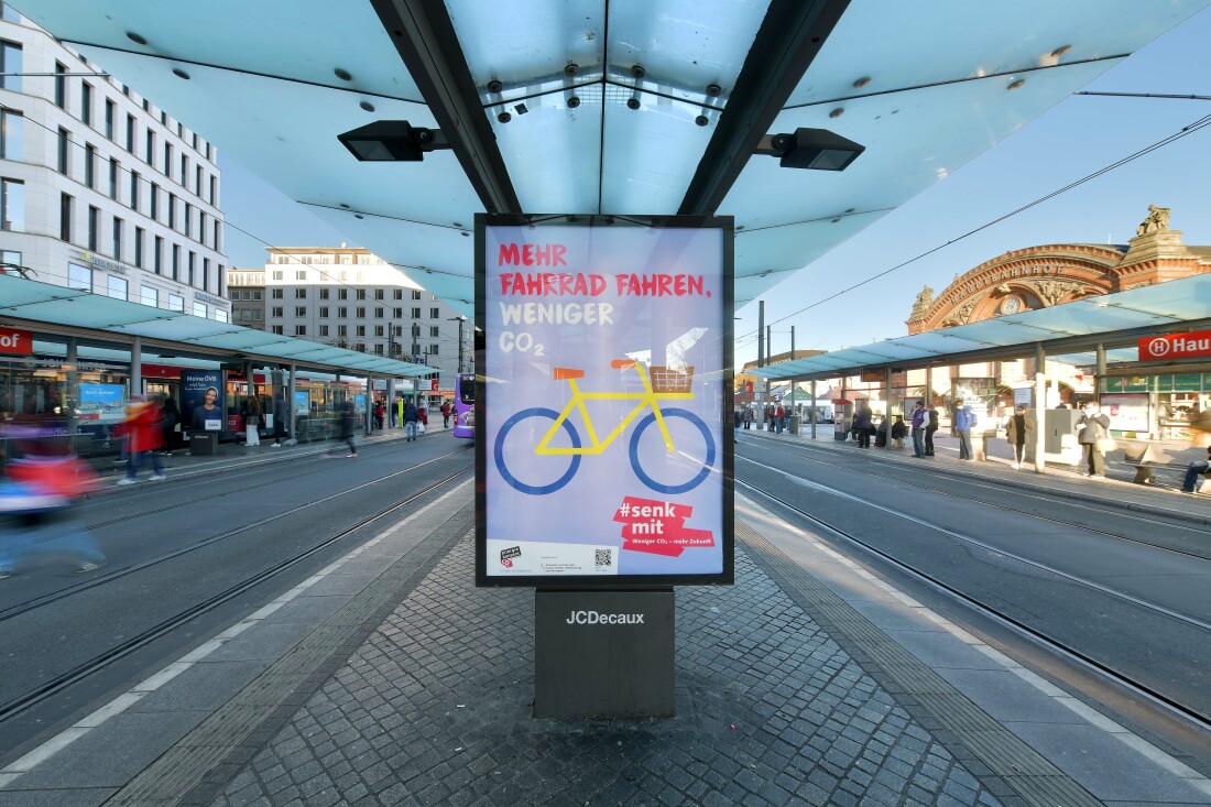 Plakat an der Straßenbahnhaltestelle Hauptbahnhof