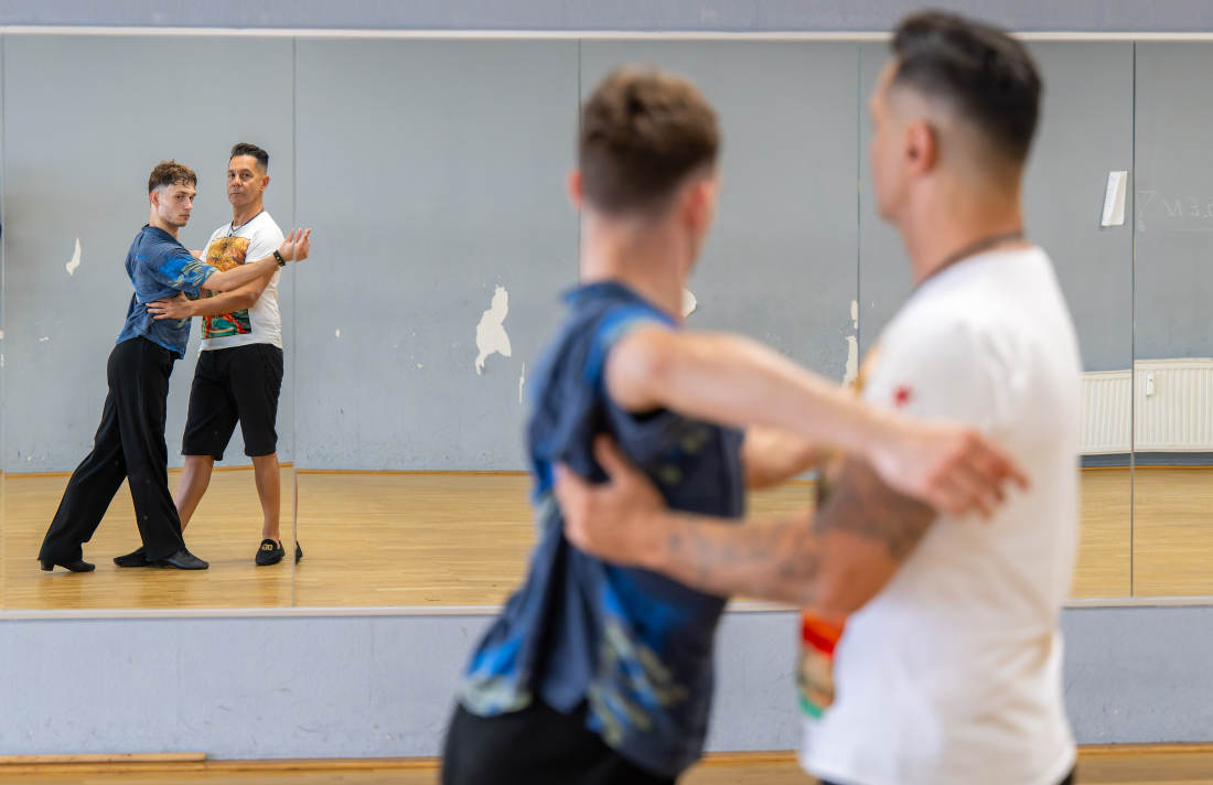 Mann tanzt mit Mann Mann tanzt mit Mann