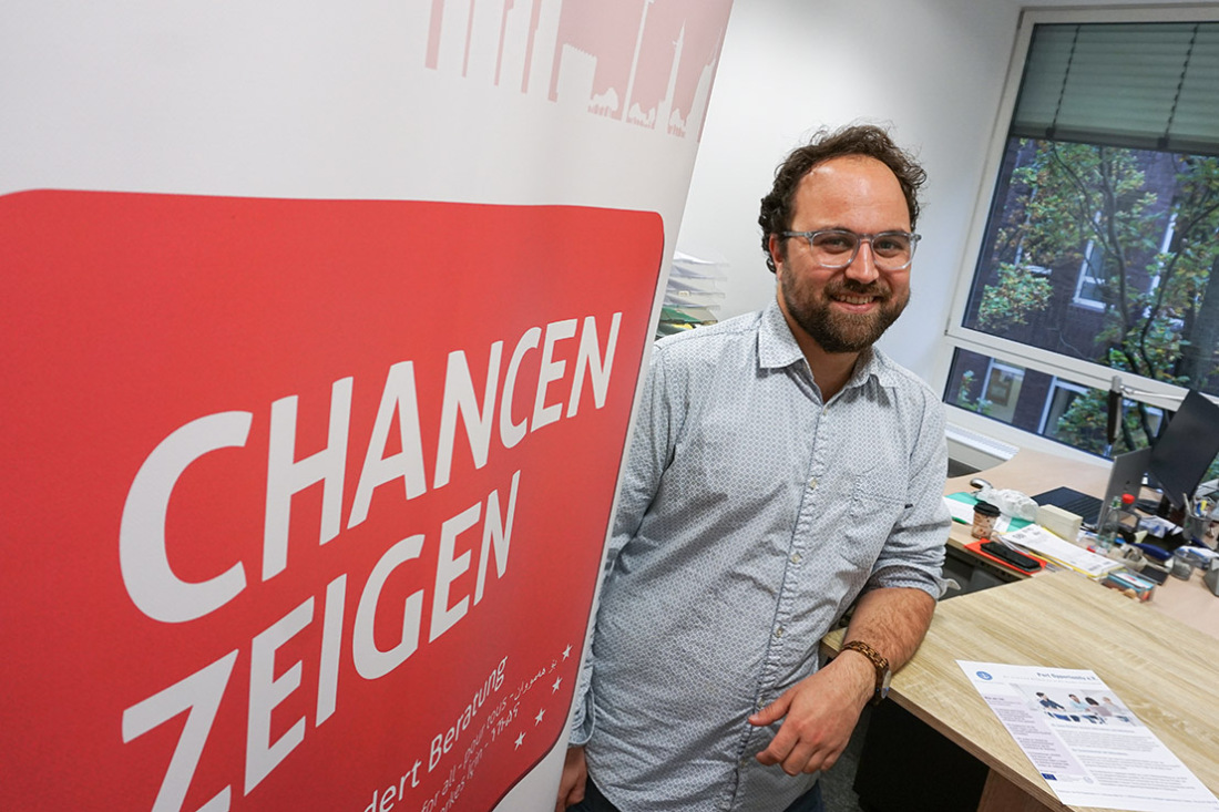 Vincent Riesche vor Banner