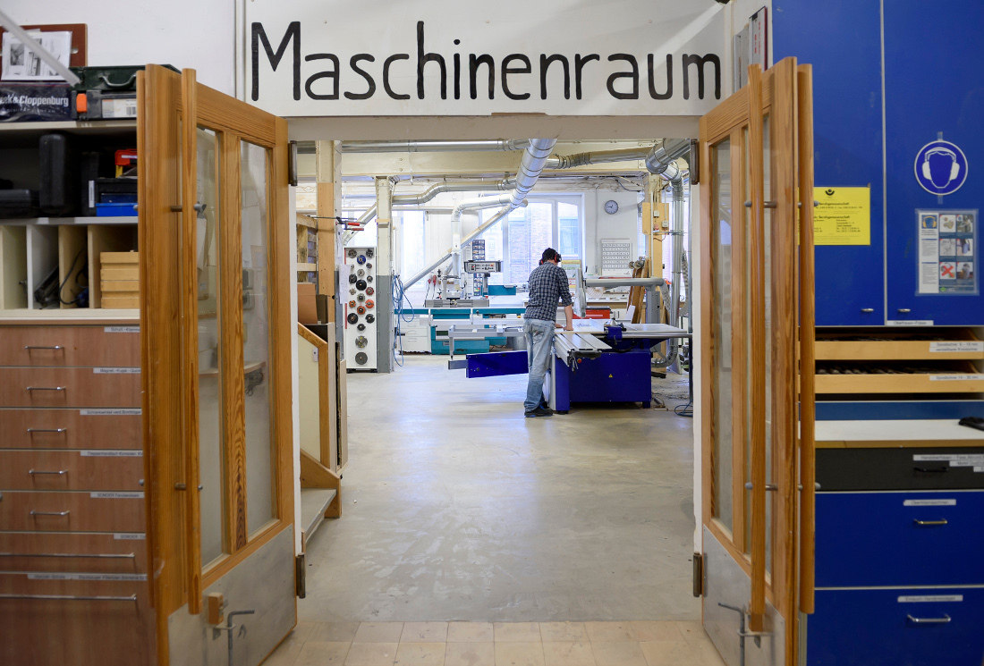 Blick in den Maschinenraum der Tischlerei Blick in den Maschinenraum der Tischlerei