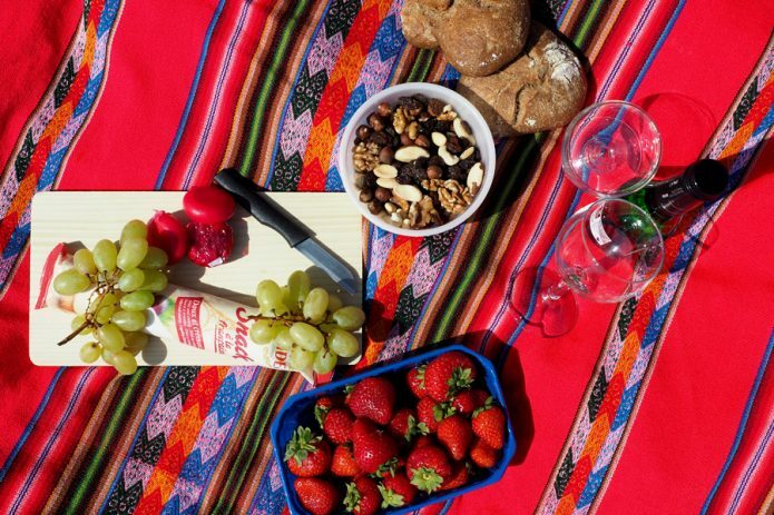 Essen auf einer Picknickdecke