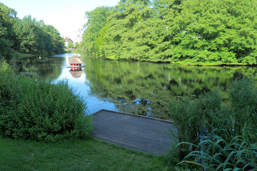 Wallanlagen mit Steg und Blick auf das Entenhaus im Wasser